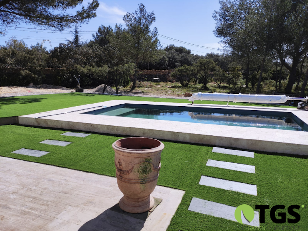 gazon synthétique bord de piscine, 